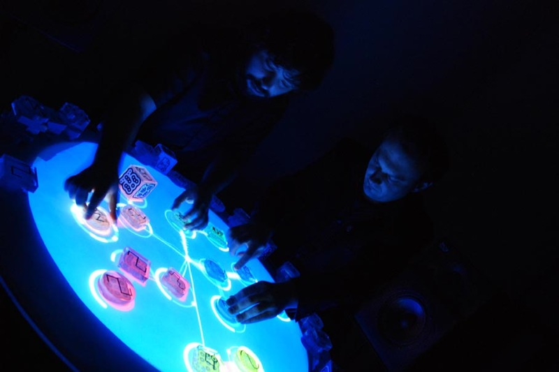 Illustration for article titled ReacTable Synth Makes Touchy-Feely Music for your Eyes